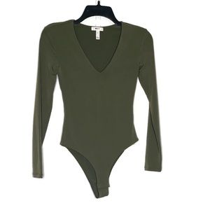 LEITH Deep V-neck Long Sleeve Bodysuit In Olive